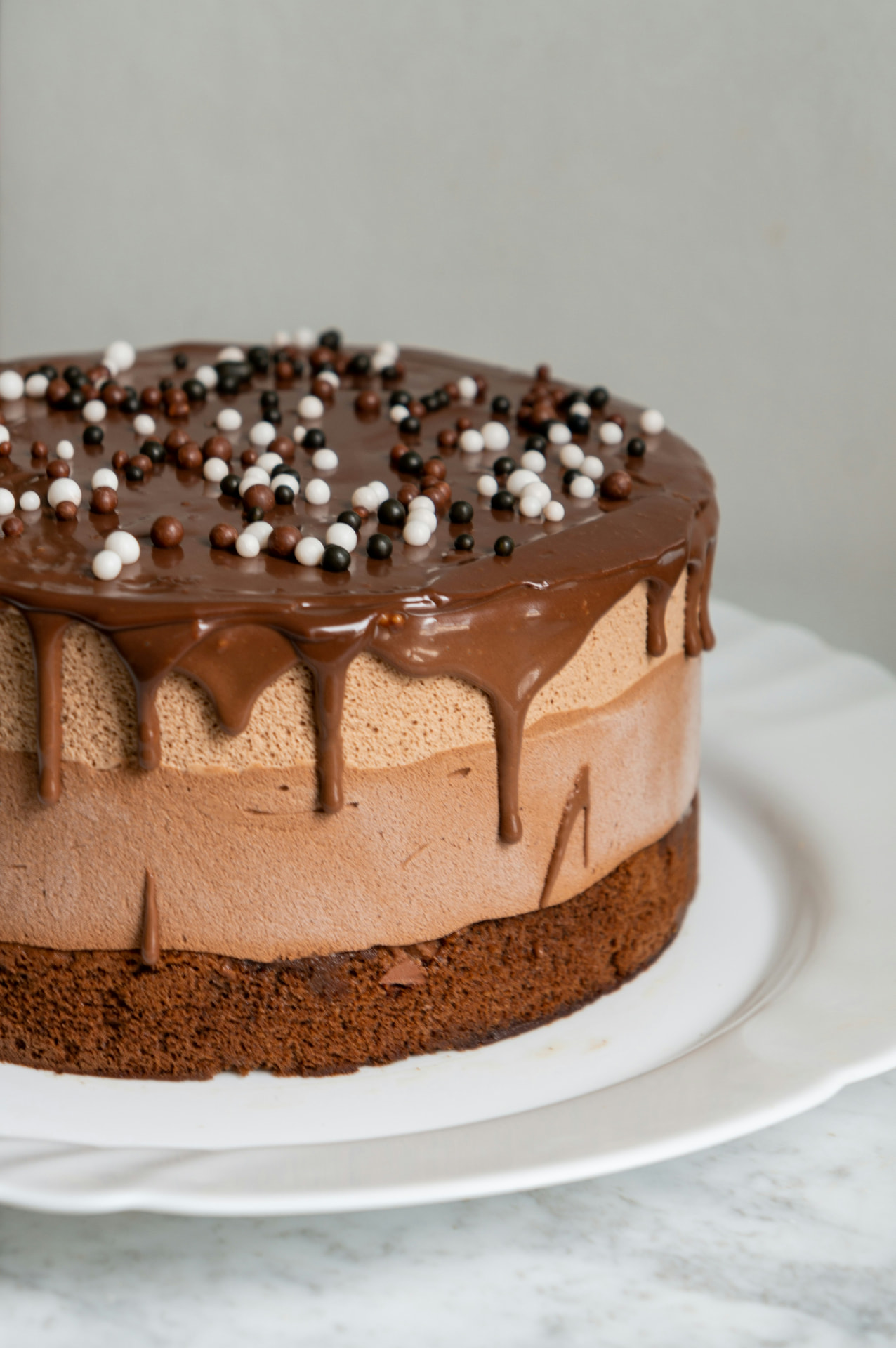 Gâteau glacé décoré de rosaces de crème et de framboises fraîches